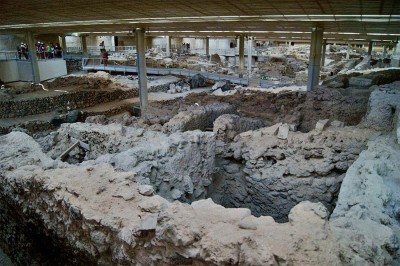 Figure 1: Relative placement of protective roof, supporting pillars and visitor walkways (Image Copyright: Rianca Vogels)