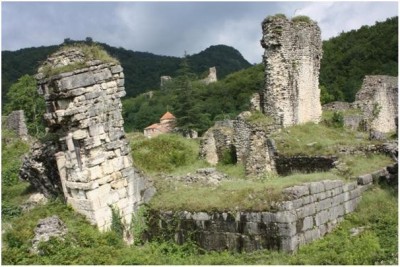 View of Nokalakevi. Forty Martyrs Church surrounded by imposing fortification walls (credit: author)